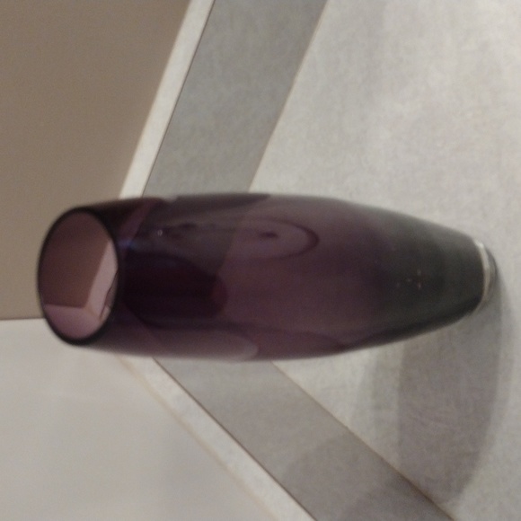 Beautiful purple bud vase. - Picture 2 of 7